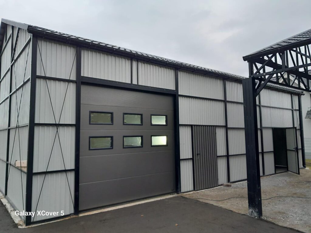 Kostenfaktoren für den Bau einer Stahlhalle – Größe, Konstruktion und Ausstattung