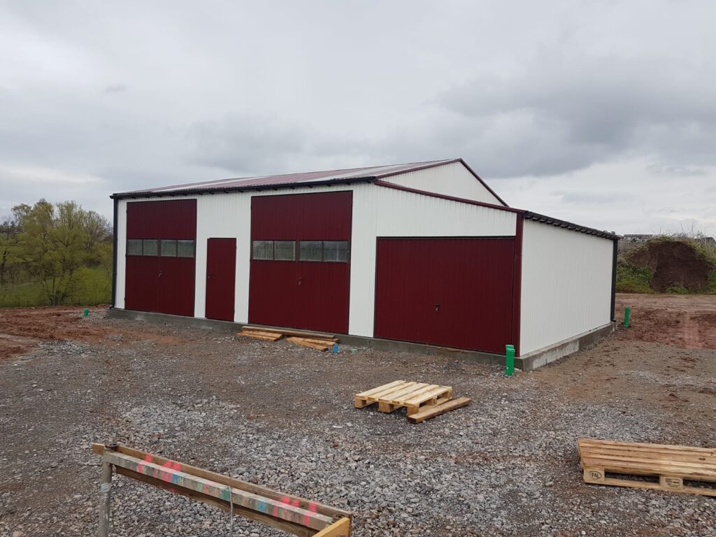 Halle aus Trapezblech 9x8 m für Lager und Werkstatt