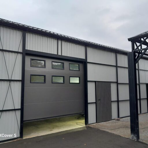 Stahlhalle für Kfz-Werkstatt mit robustem Design und natürlichem Licht